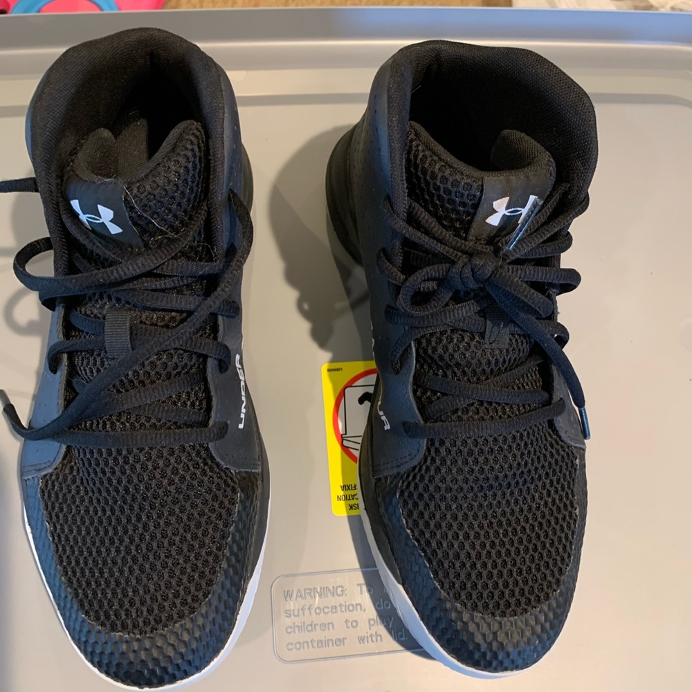 Youth under armour basketball shoes, size 7Y